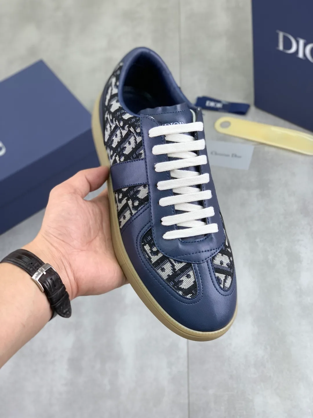 Men's shoes 💰P360 New Dior B01 moral training shoes, white first-layer cowhide, original molded outsole. New to the fall collection, this sneaker marks the return of a Dior classic, reinterpreted in a stylish and elegant silhouette. Crafted from white smooth first-grain cowhide with a tonal silk sheepskin lining, it features the Dior logo on the tongue and inner sides, and a CD icon on the heel. Paired with Tpu anti-slip soles of the same color, it can be matched with various styles to create a sophisticated look.  Code number: 38-44